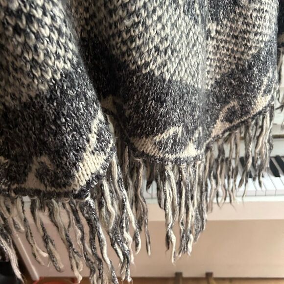 Steve Madden Gray and Cream Poncho One Size - Picture 10 of 16